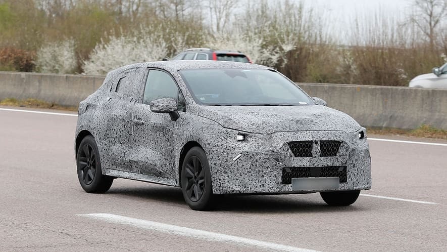 Face avant de la Renault Clio 2026 camouflée en phase de test, calandre et optiques dissimulées