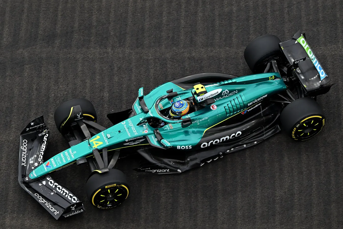 Fernando Alonso Aston Martin AMR24 FP1 Singapour 2025 vue aérienne circuit urbain