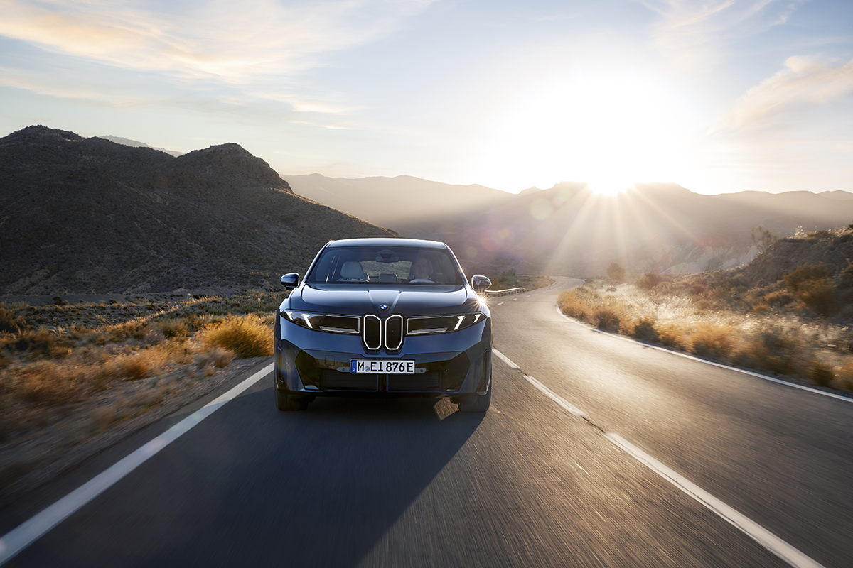 Face avant de la BMW iX3 Neue Klasse avec calandre fermée et phares LED