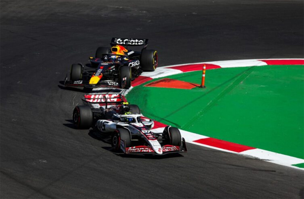 Oliver Bearman devant Max Verstappen dans un virage du GP de Mexico 2025, en pleine défense de position