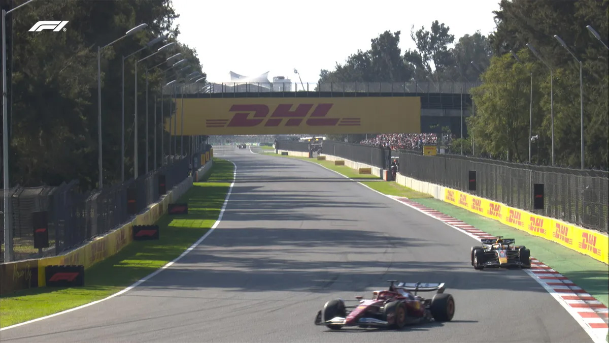 Charles Leclerc et Max Verstappen lors du Grand Prix F1 du Mexique 2025, juste avant l'intervention de la Virtual Safety Car