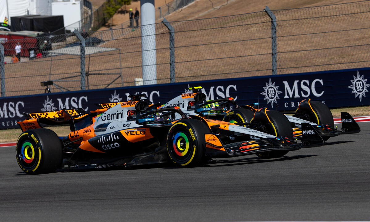 Les deux McLaren MCL39 côte à côte sur piste, Piastri devant Norris lors d’un virage serré