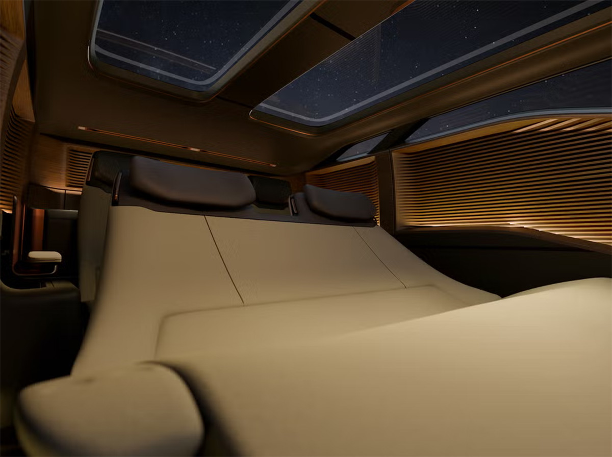 Intérieur du Lexus LS Van avec sièges allongés et double toit panoramique