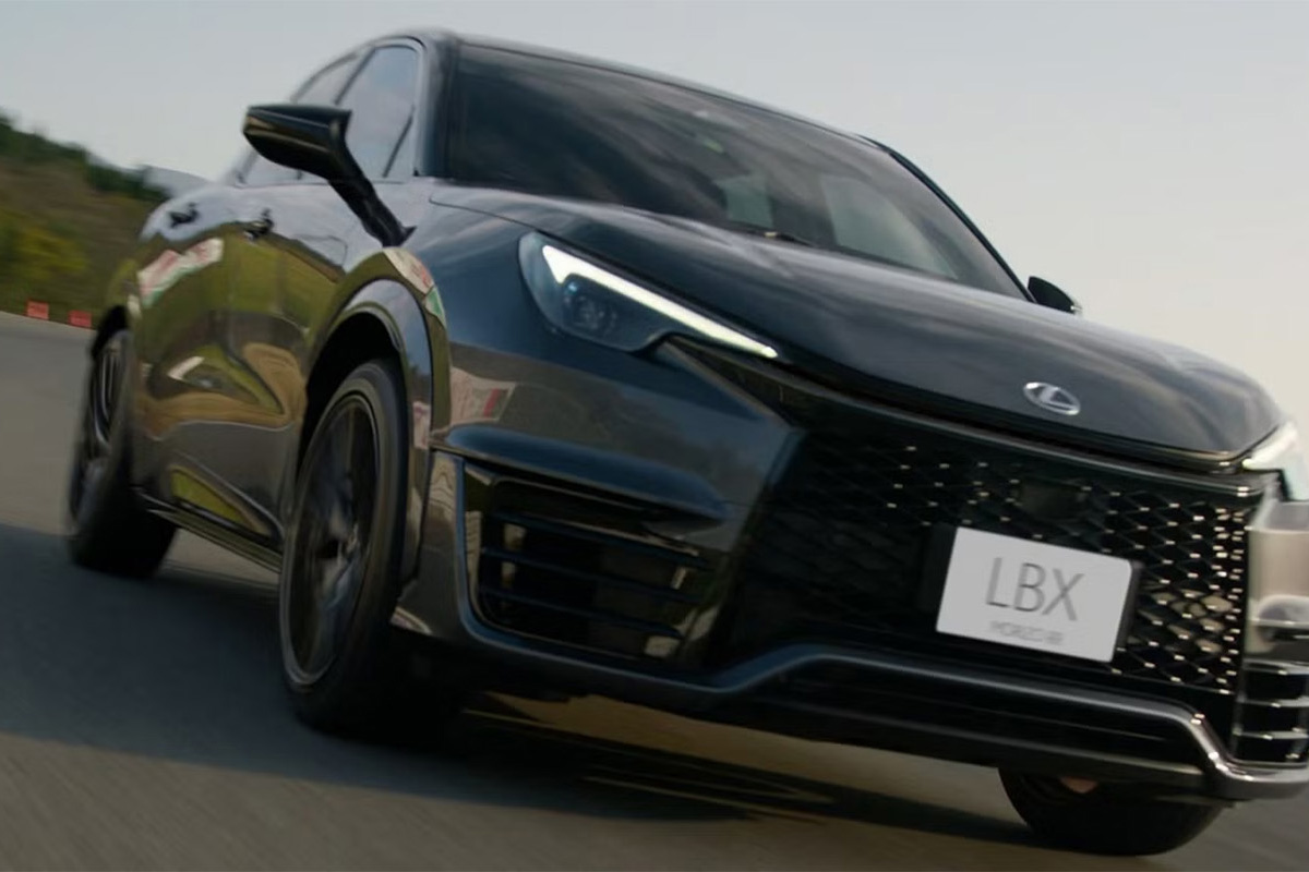 Lexus LBX Morizo RR vu de face en virage sur circuit, style sportif et agressif