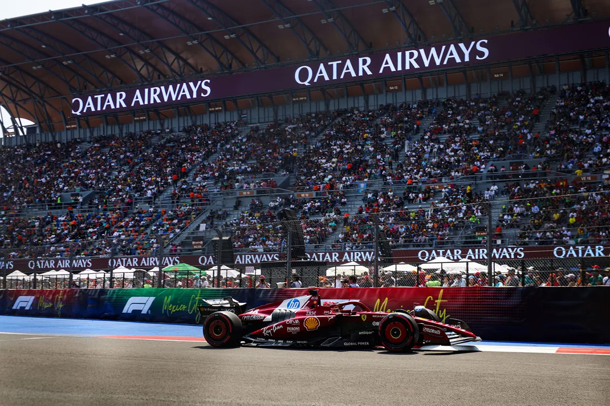 Ferrari de Leclerc en pleine ligne droite devant les tribunes pleines du GP de Mexico 2025