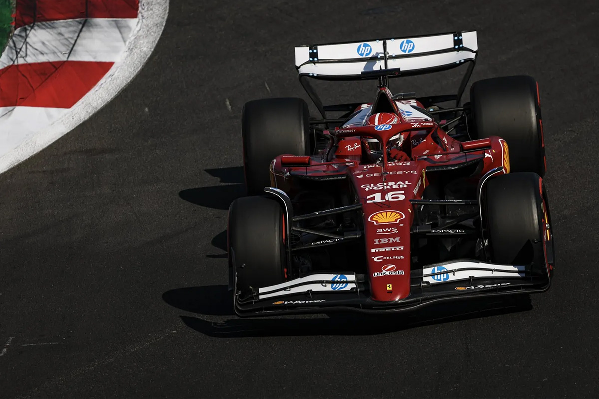 Charles Leclerc dans sa Ferrari SF-24 sur le circuit de Mexico lors du GP de F1 2025, virage serré en pleine course