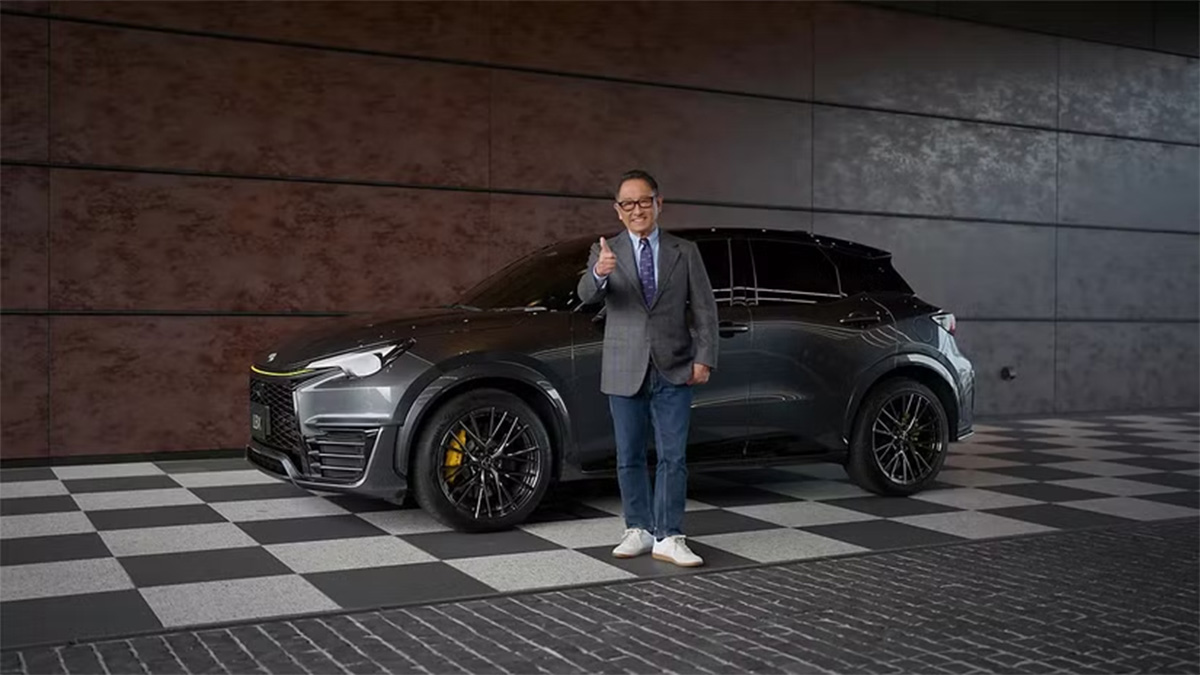Akio Toyoda devant le Lexus LBX Morizo RR gris foncé avec jantes noires