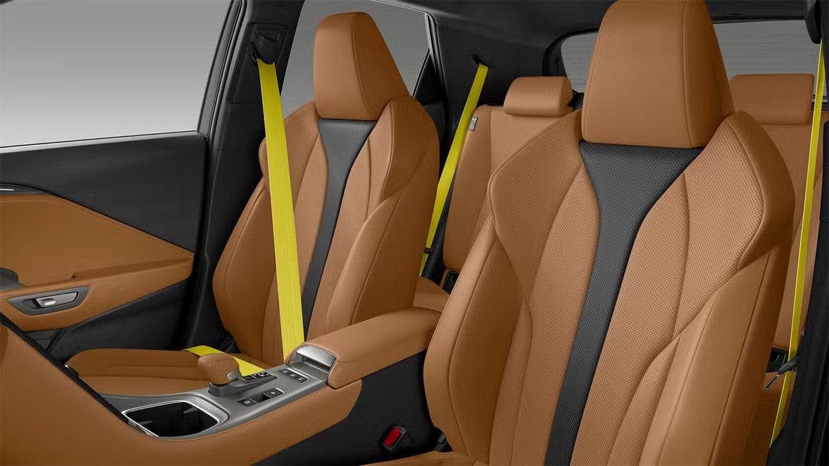 Intérieur du Lexus LBX Morizo RR avec sièges en cuir camel et ceintures jaunes