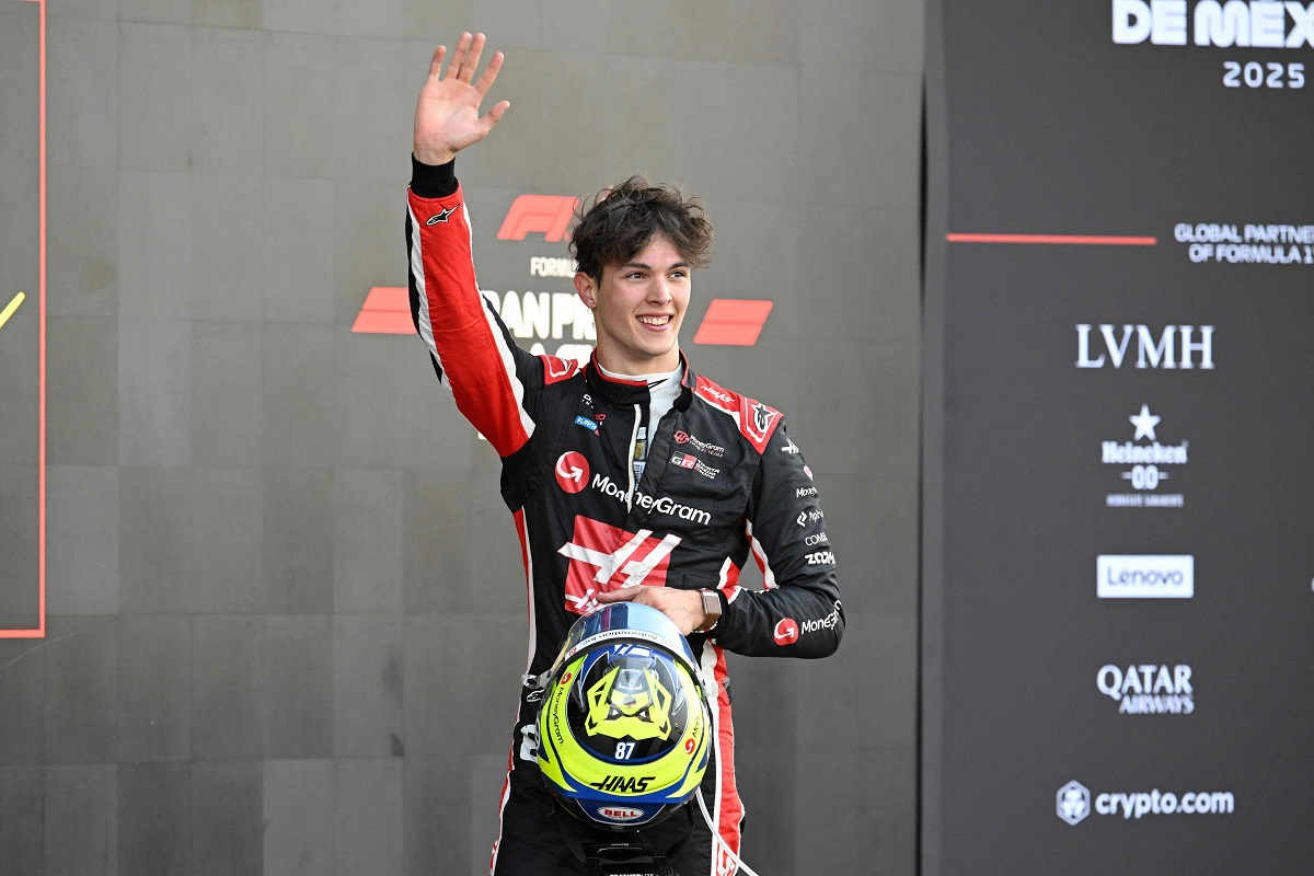 Oliver Bearman souriant, en combinaison Haas, salue le public après sa performance au Grand Prix de F1 du Mexique 2025