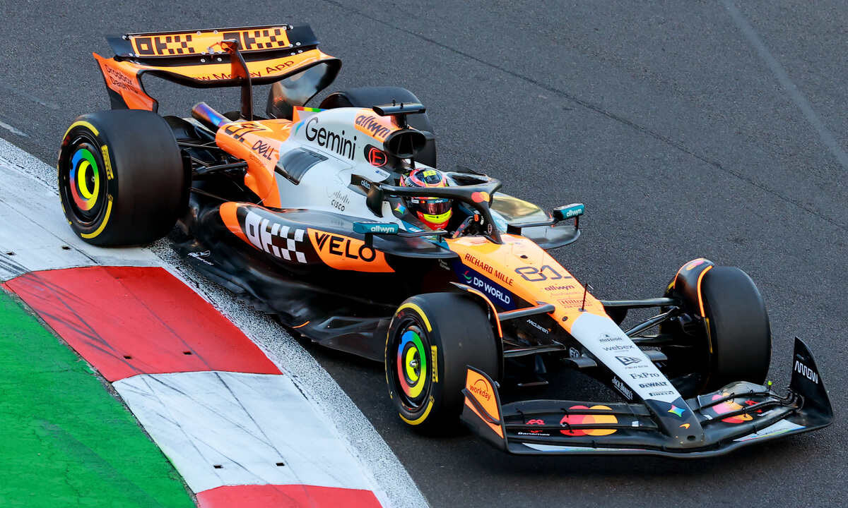 Oscar Piastri au volant de sa McLaren MCL39 sur vibreur, livrée papaya et noire 2025