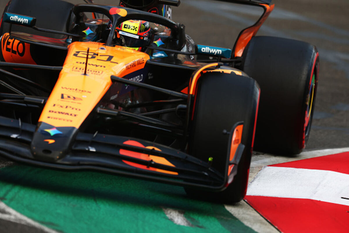 Oscar Piastri sur sa McLaren MCL39 en pleine attaque sur un vibreur, pneus sur la limite