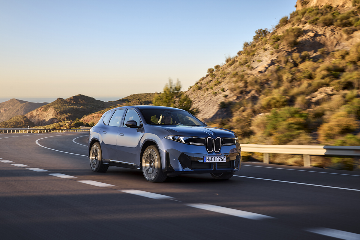 Vue latérale de la nouvelle BMW iX3 électrique produite à Debrecen