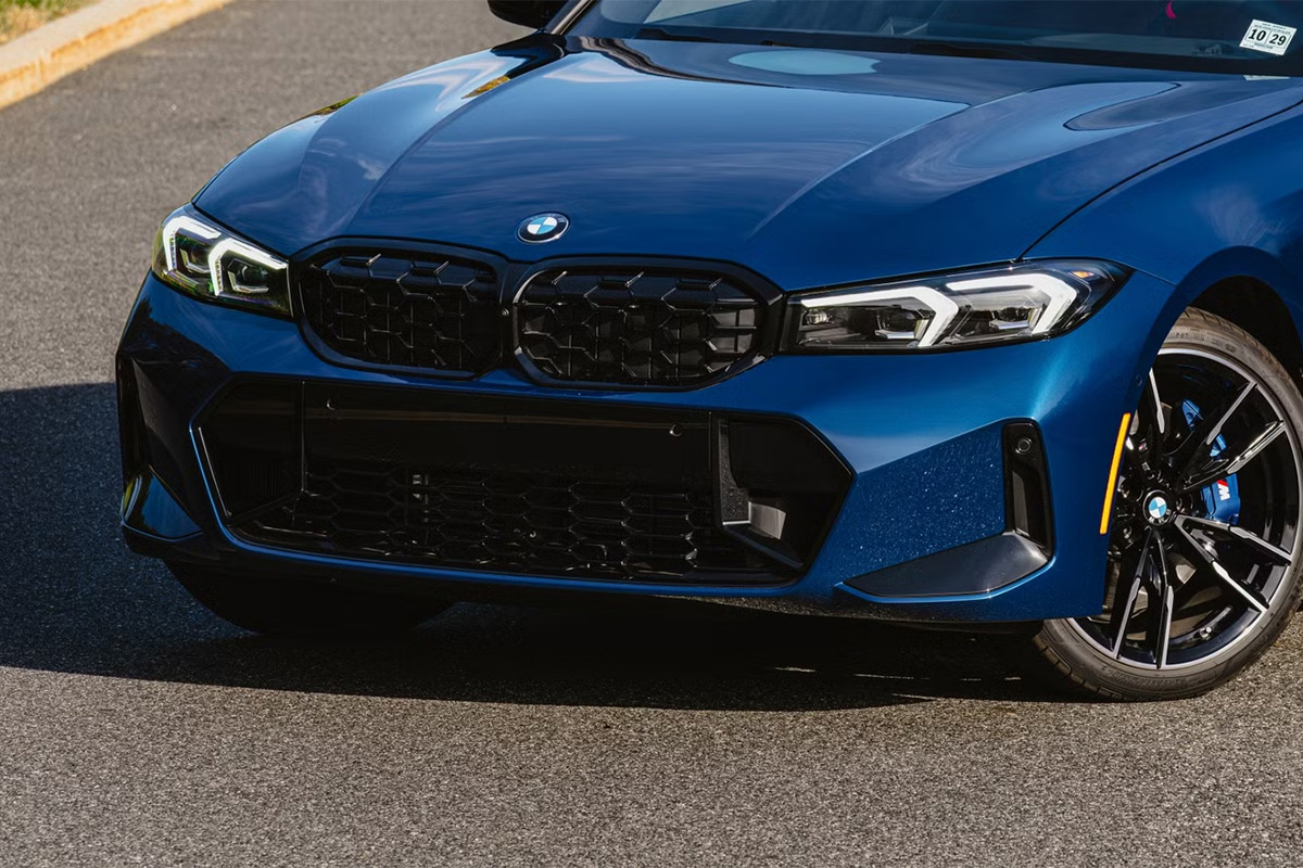 Détail de la face avant de la BMW Série 3 édition 50 Jahre 2026, avec calandre noire et phares LED