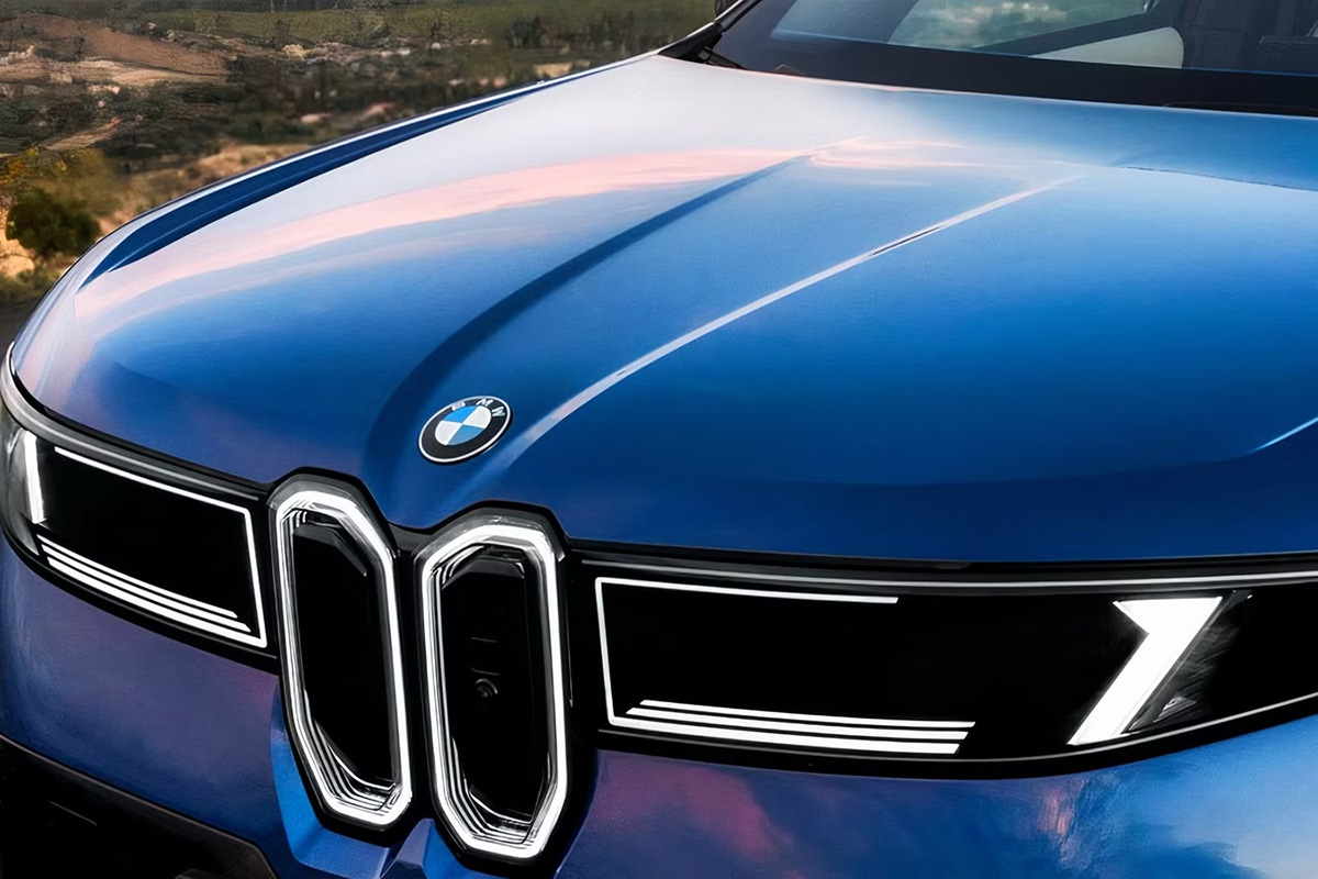 Détail de la calandre illuminée du BMW iX3 Neue Klasse en finition bleue