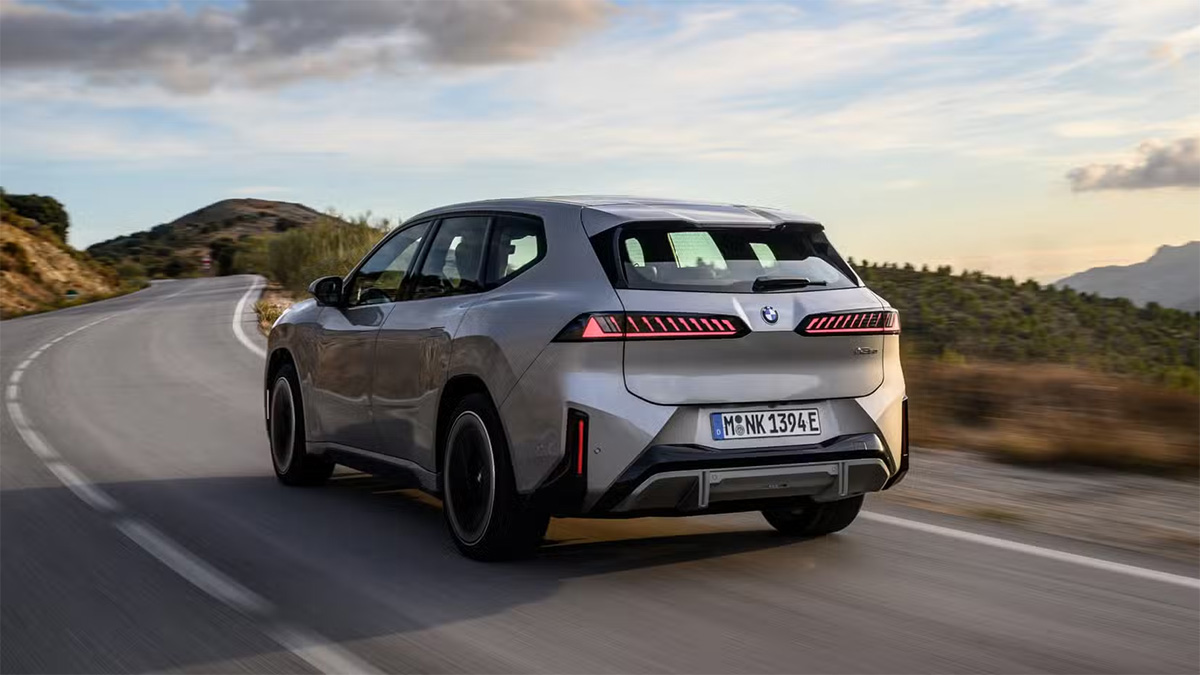 Arrière du BMW iX3 Neue Klasse avec feux LED en ligne et diffuseur spécifique