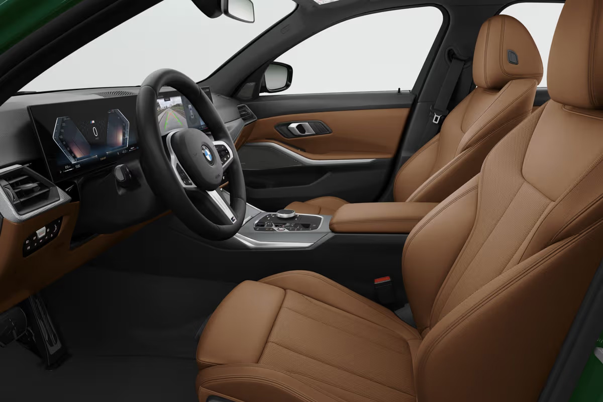 Vue intérieure de la BMW Série 3 2026, sellerie cuir cognac et double écran incurvé