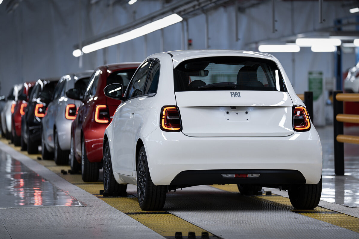 Chaîne de production de la Fiat 500 à l'usine de Mirafiori, plusieurs véhicules alignés