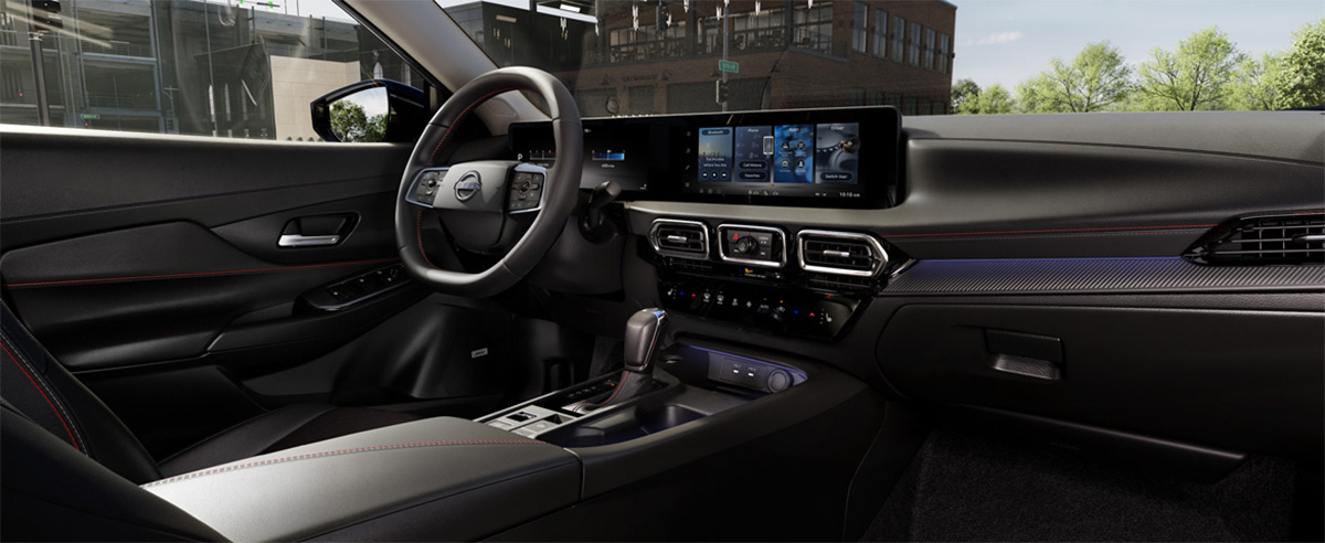 Intérieur de la Nissan Sentra 2026 avec double écran panoramique et finition moderne
