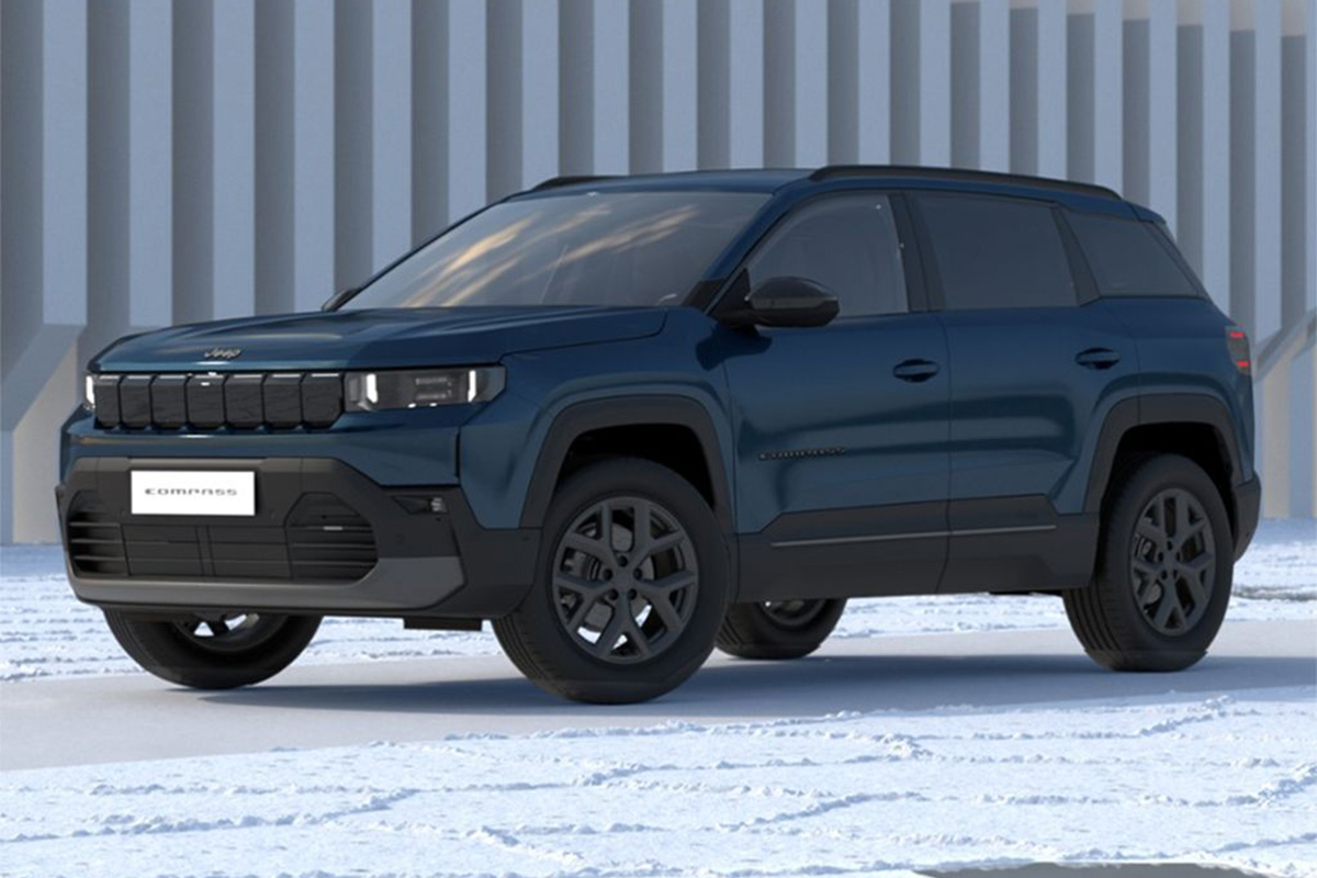 Nouveau Jeep Compass hybride stationné sur un sol enneigé, vue de trois-quarts avant