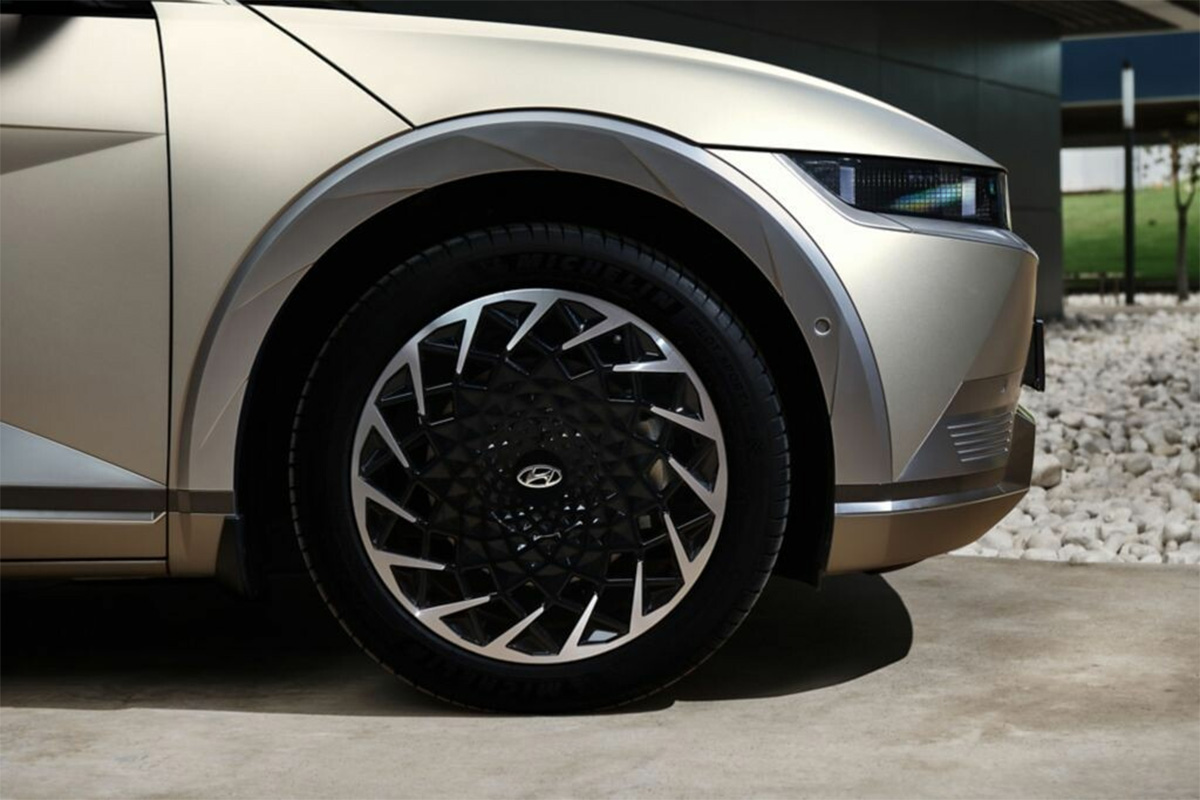 Grosse roue avant d’une Hyundai Ioniq 5 équipée de pneus Michelin, en gros plan