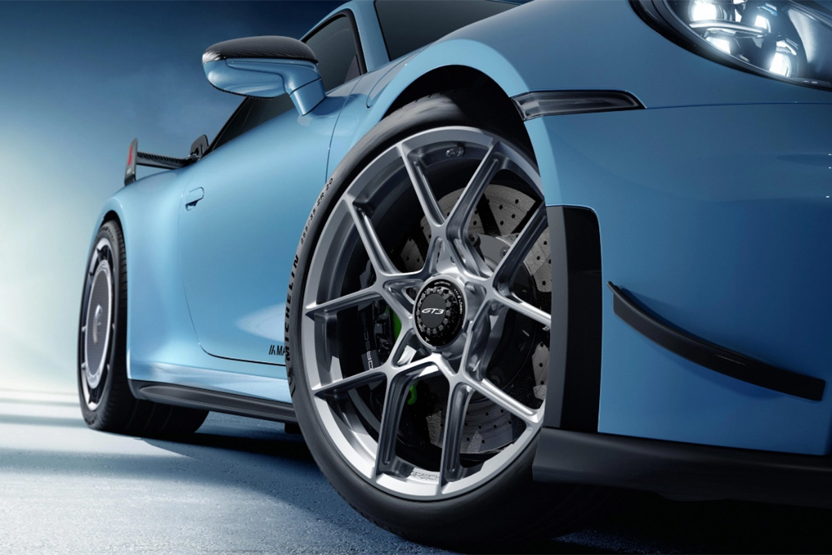 Gros plan sur jante forgée Porsche Manthey 20 pouces avec aérodisk carbone