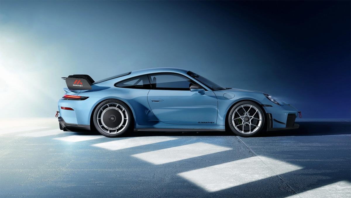 Porsche 911 GT3 équipée du kit Manthey, statique, finition bleue sur fond sombre