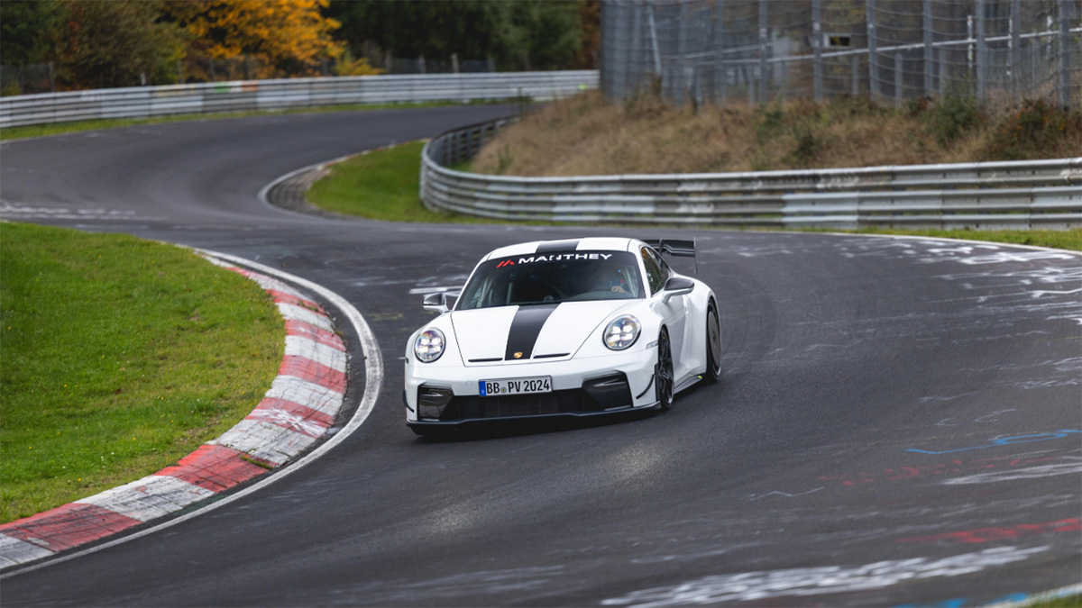 Porsche 911 GT3 Manthey en pleine attaque sur piste, vue latérale dynamique au Nürburgring
