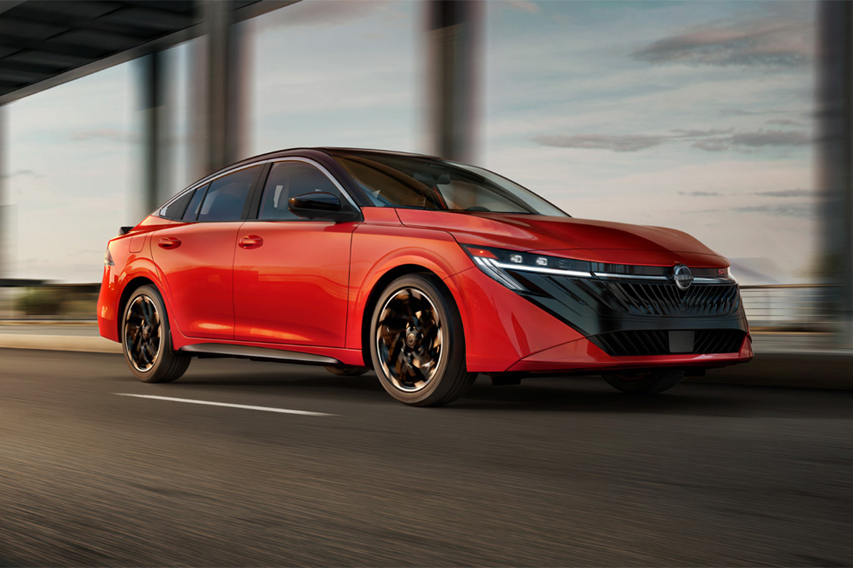 Nissan Sentra 2026 rouge en mouvement, design dynamique et profil de berline moderne