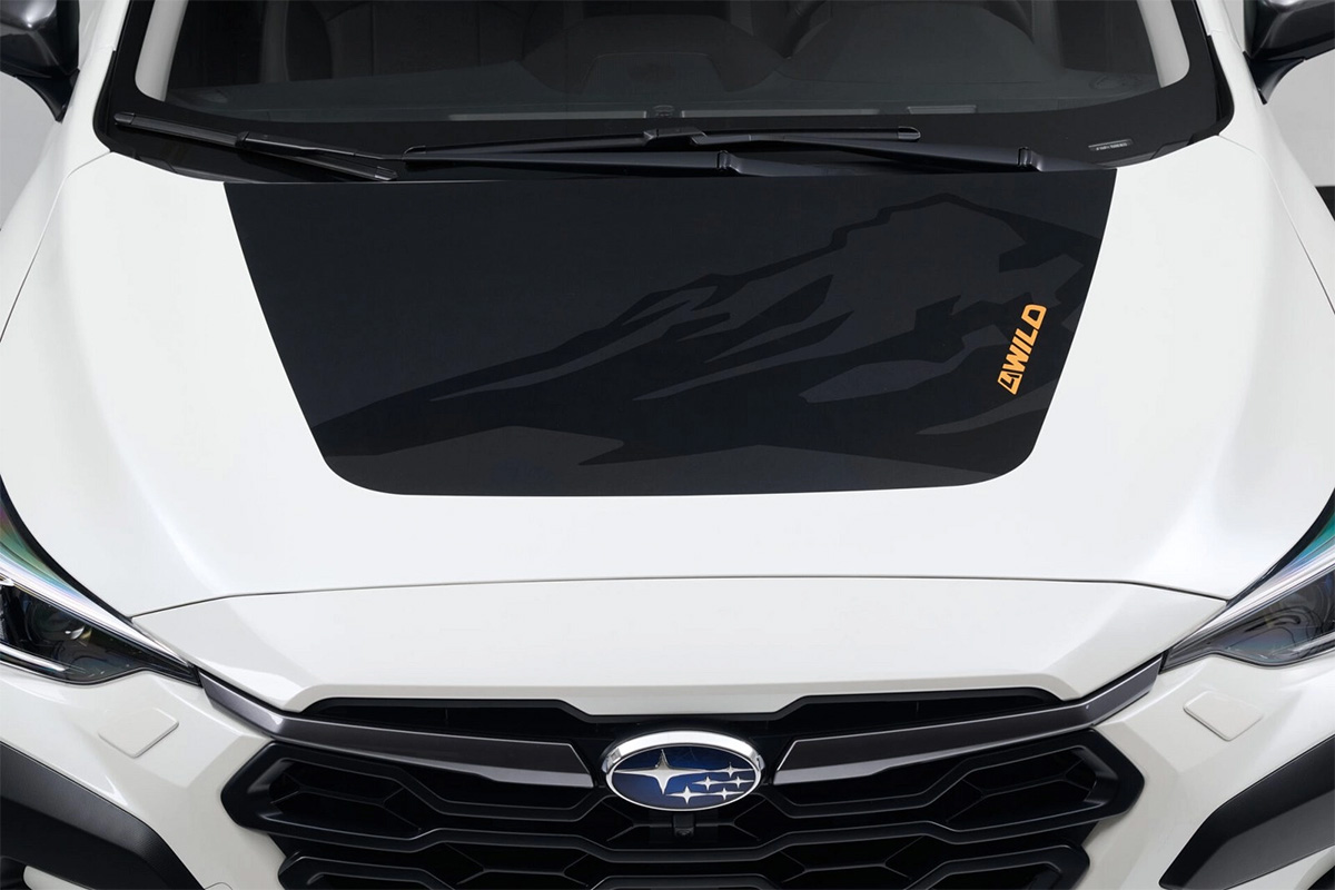 Capot noir de la Subaru Crosstrek 4Wild avec graphisme montagne et logo orange