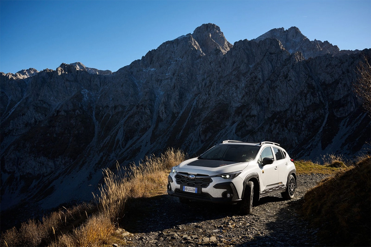 Subaru Crosstrek 4Wild blanche sur un chemin de montagne, avec des pics rocheux en arrière-plan
