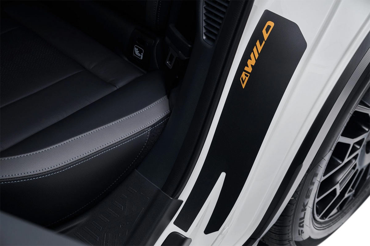 Détail du seuil de porte de la Subaru Crosstrek 4Wild, avec le badge « 4WILD » orange
