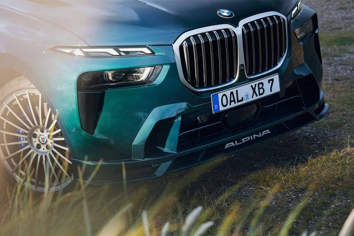 Gros plan sur la calandre du BMW Alpina XB7 avec jantes multibranches typiques et plaque OAL XB7