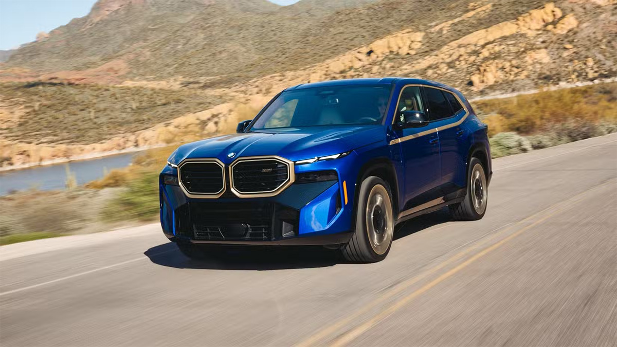 Vue de trois quarts du BMW XM, SUV hybride rechargeable au design audacieux et sportif