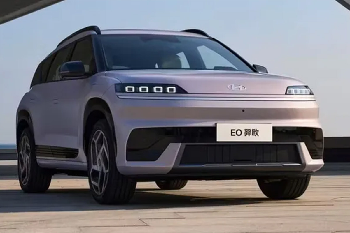 SUV électrique Hyundai Elexio vu de face avec feux LED carrés