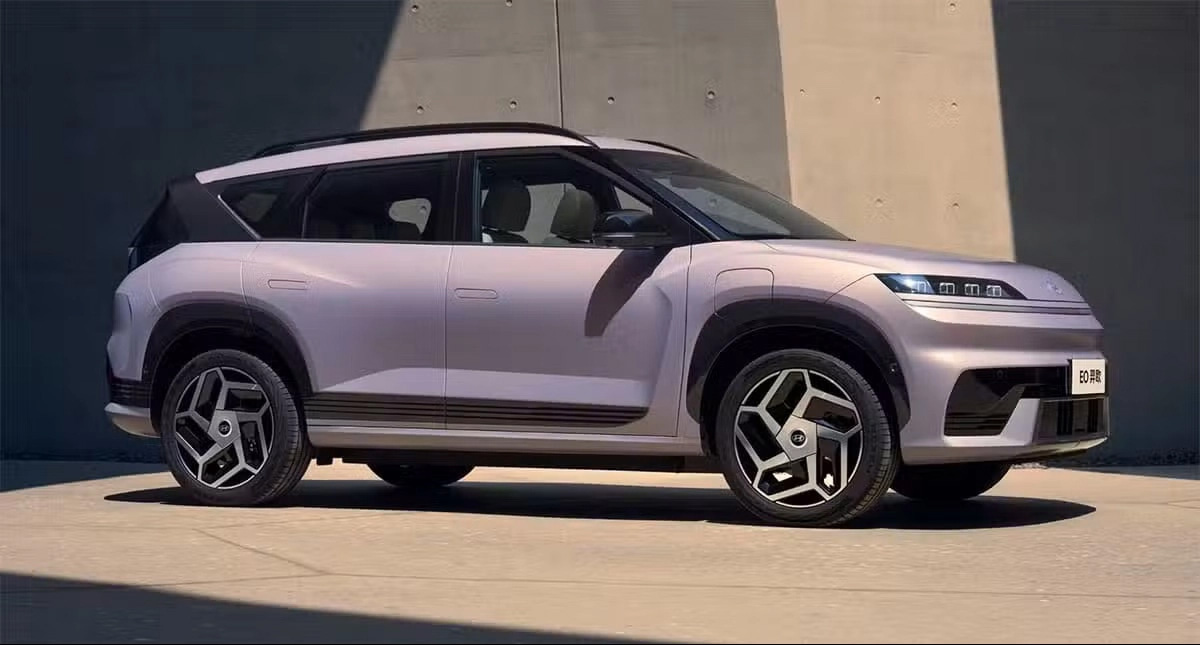 Profil latéral du SUV électrique Hyundai Elexio garé devant un mur