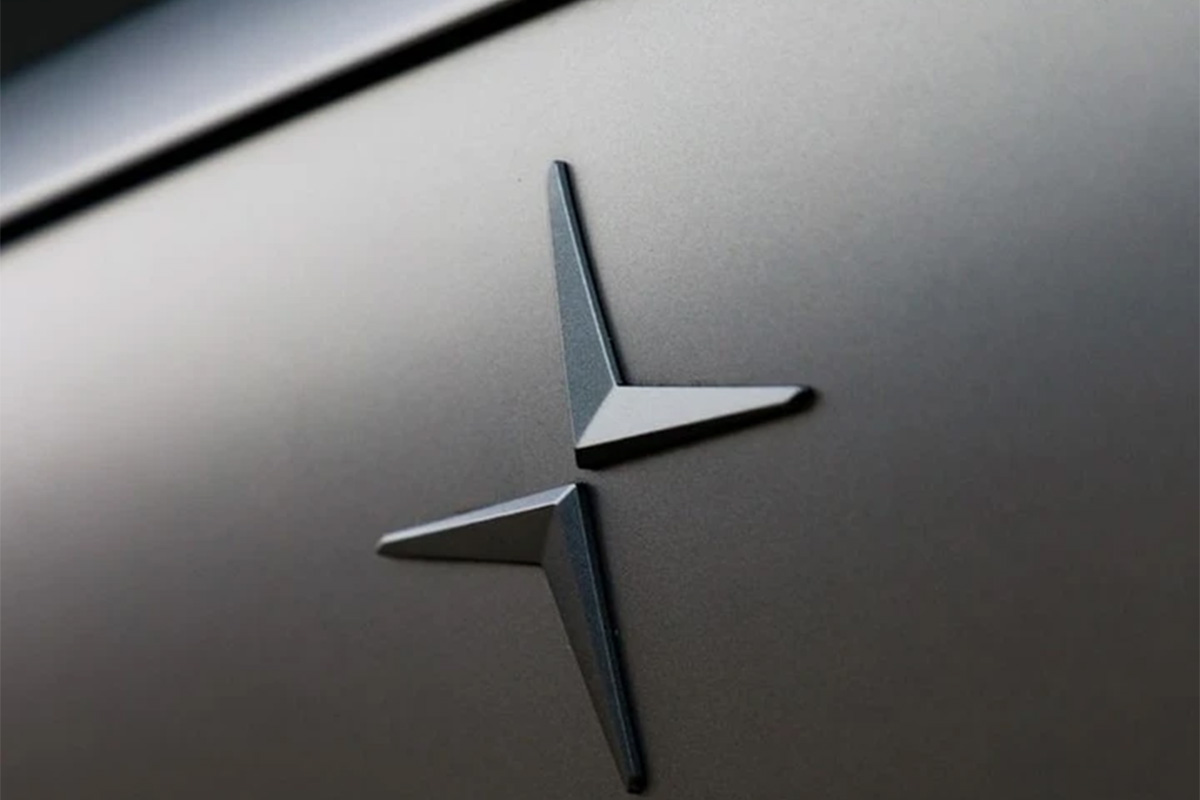 Gros plan sur le logo Polestar apposé sur une carrosserie gris mat