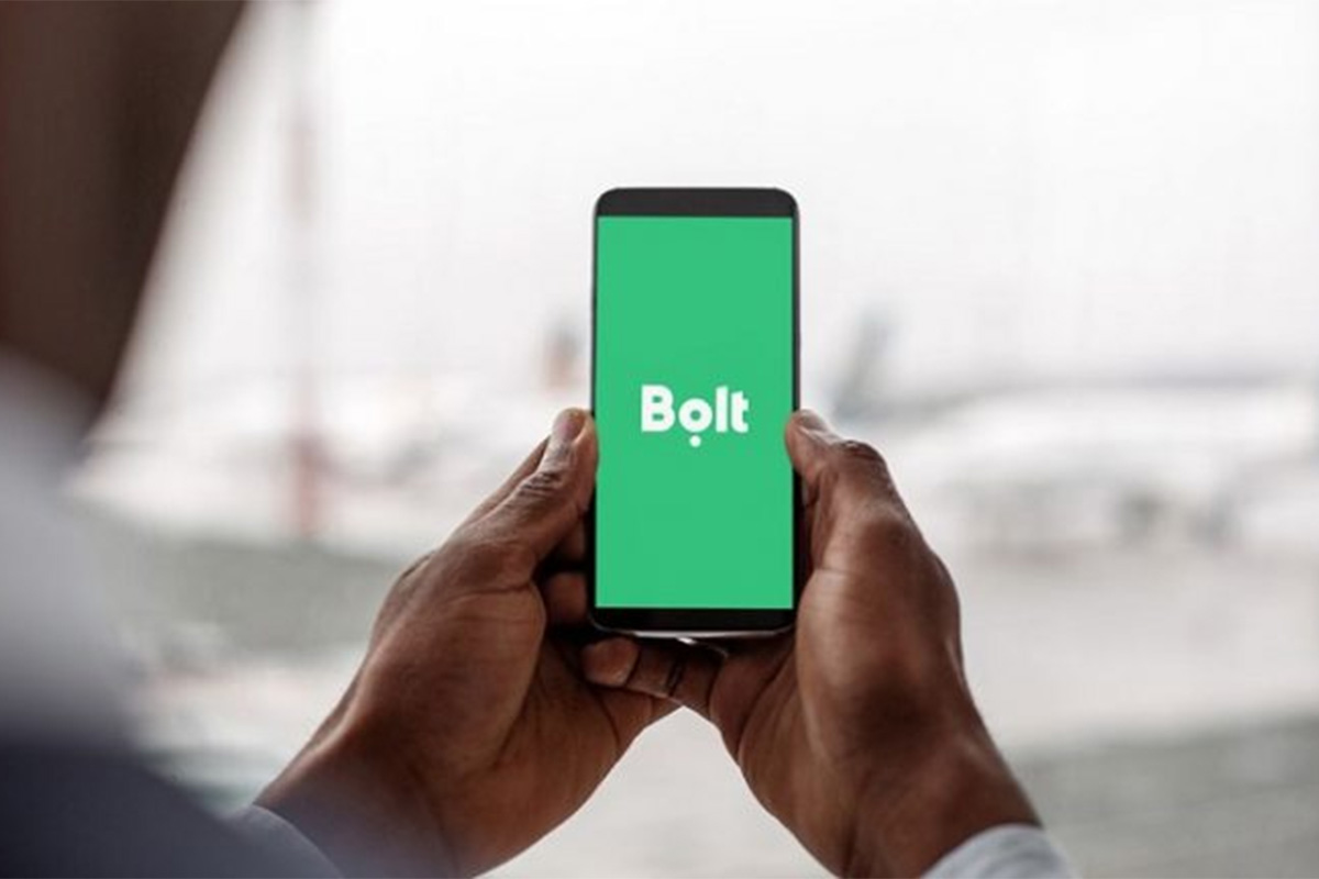 Un utilisateur tenant un smartphone avec l’application Bolt affichée à l’écran