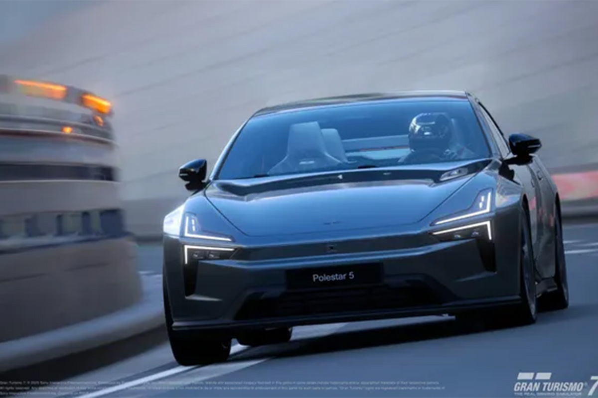 Polestar 5 vue de face en pleine accélération dans un tunnel, conduite virtuelle