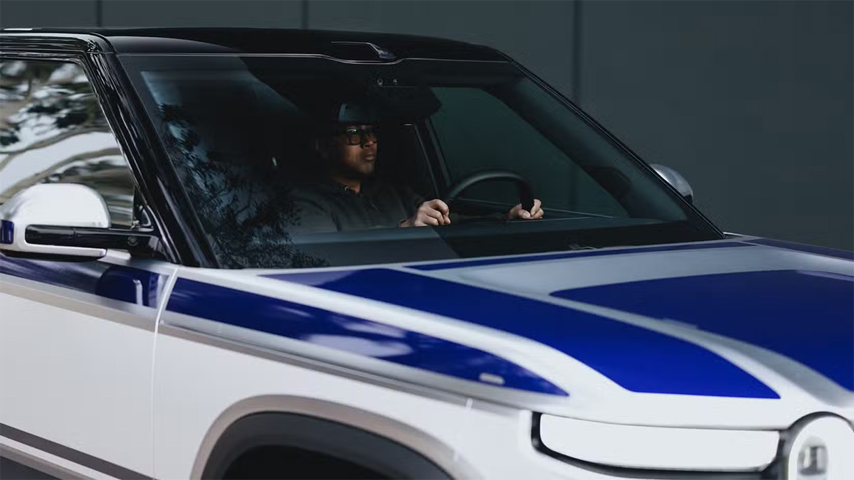 Rivian R2 prototype R2‑D2 vue de face avec conducteur au volant