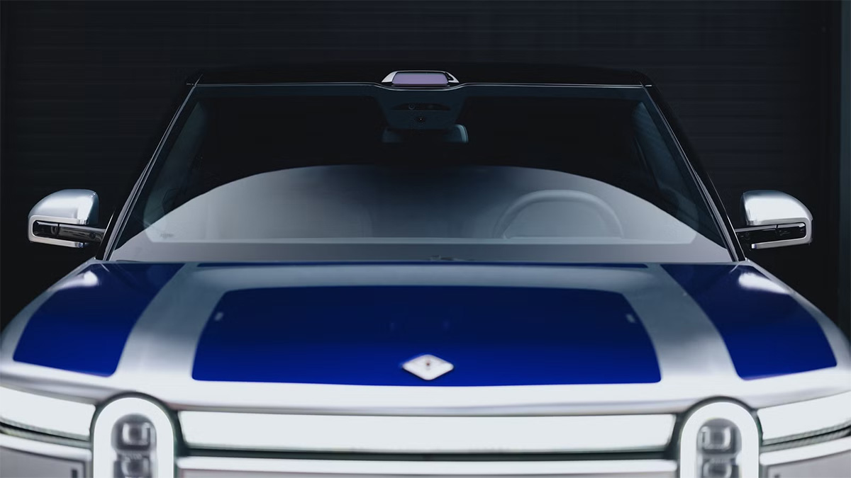 Gros plan sur la face avant du Rivian R2 R2‑D2 avec phares et capteur sur le toit