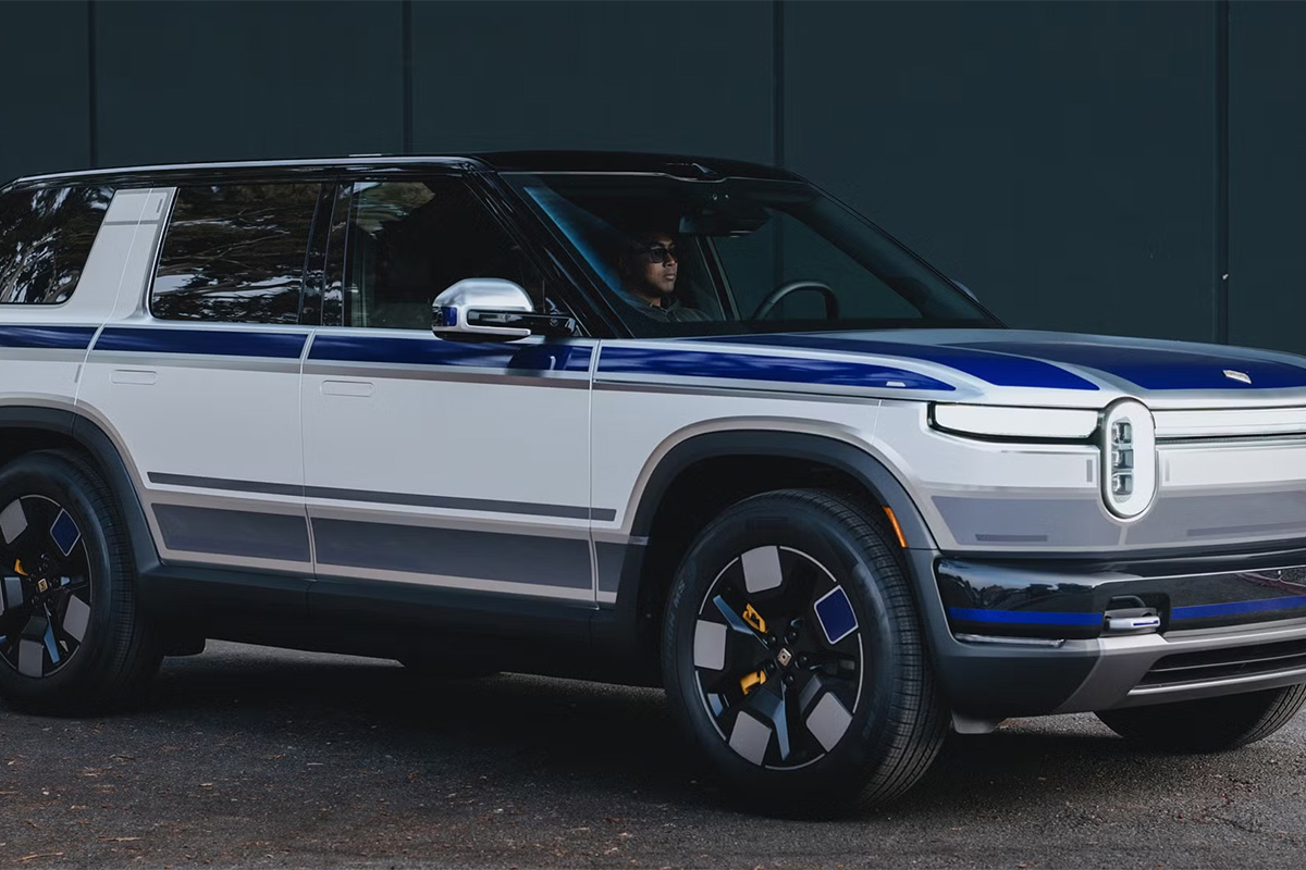 Rivian R2 “R2‑D2” en trois quarts avant, détails des optiques et jantes
