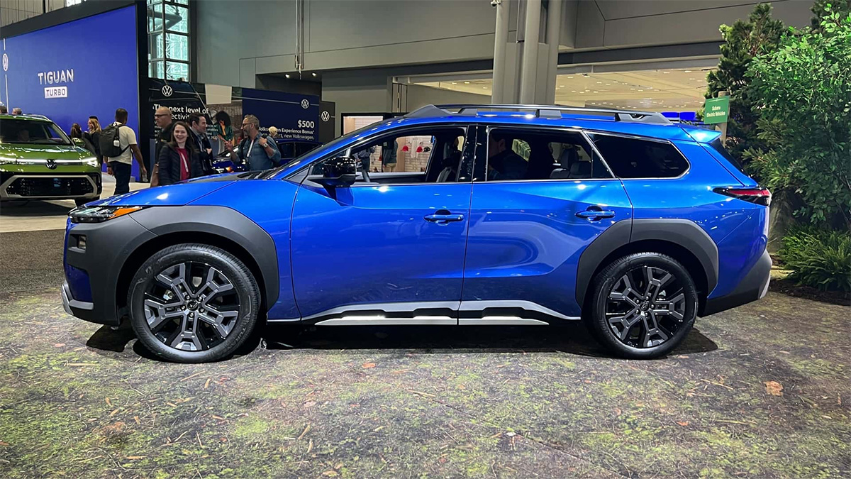 Subaru Trailseeker électrique 2026 vu de profil avec protections de carrosserie noires