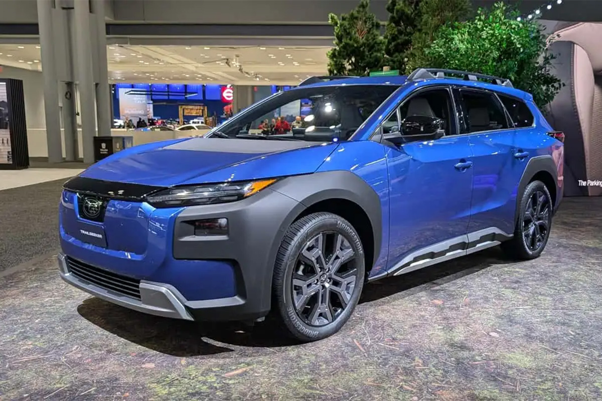 Subaru Trailseeker 2026 en présentation au salon, finition bleue, vue de face