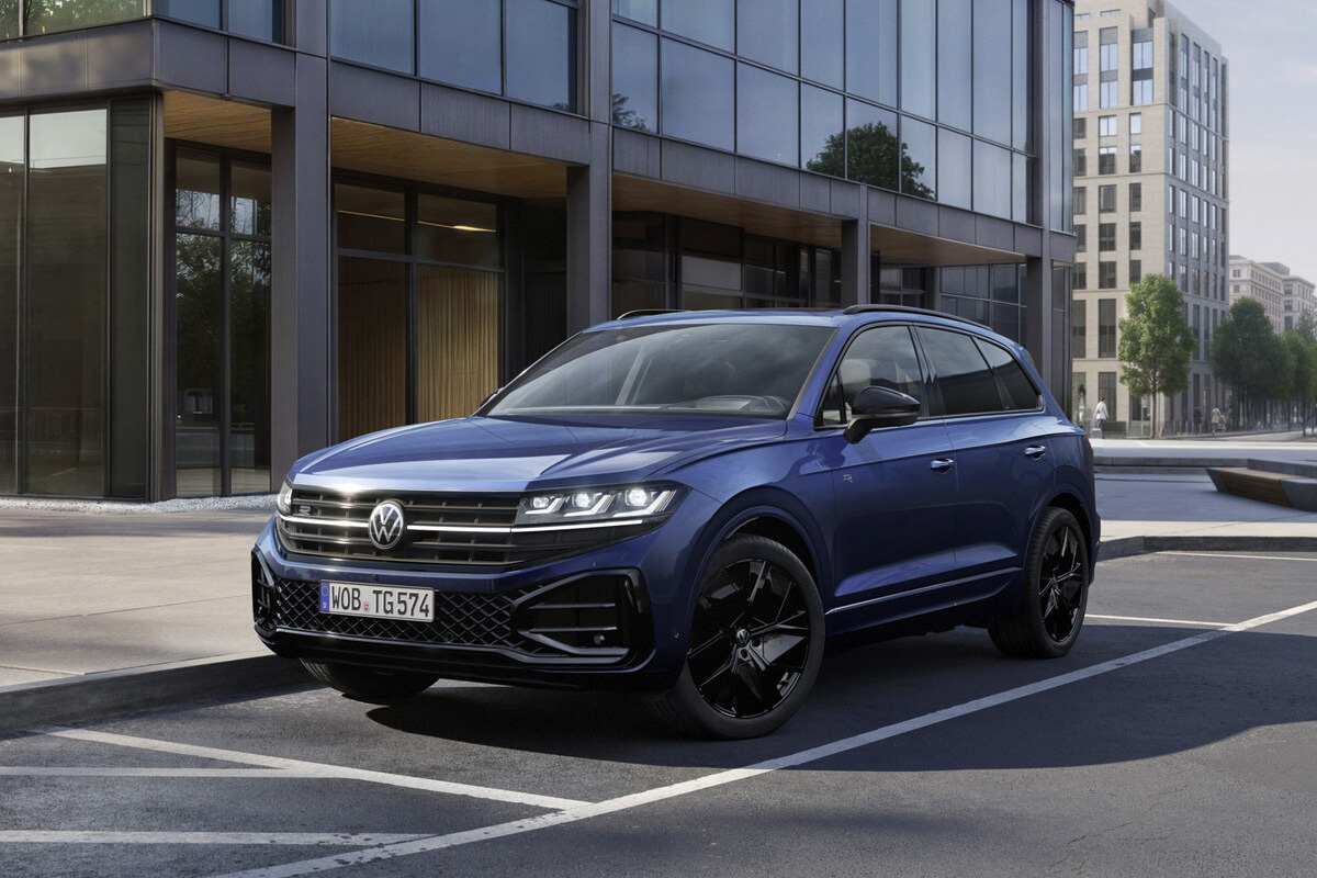 SUV Volkswagen Touareg bleu garé devant un immeuble moderne, symbole de la stratégie urbaine du groupe