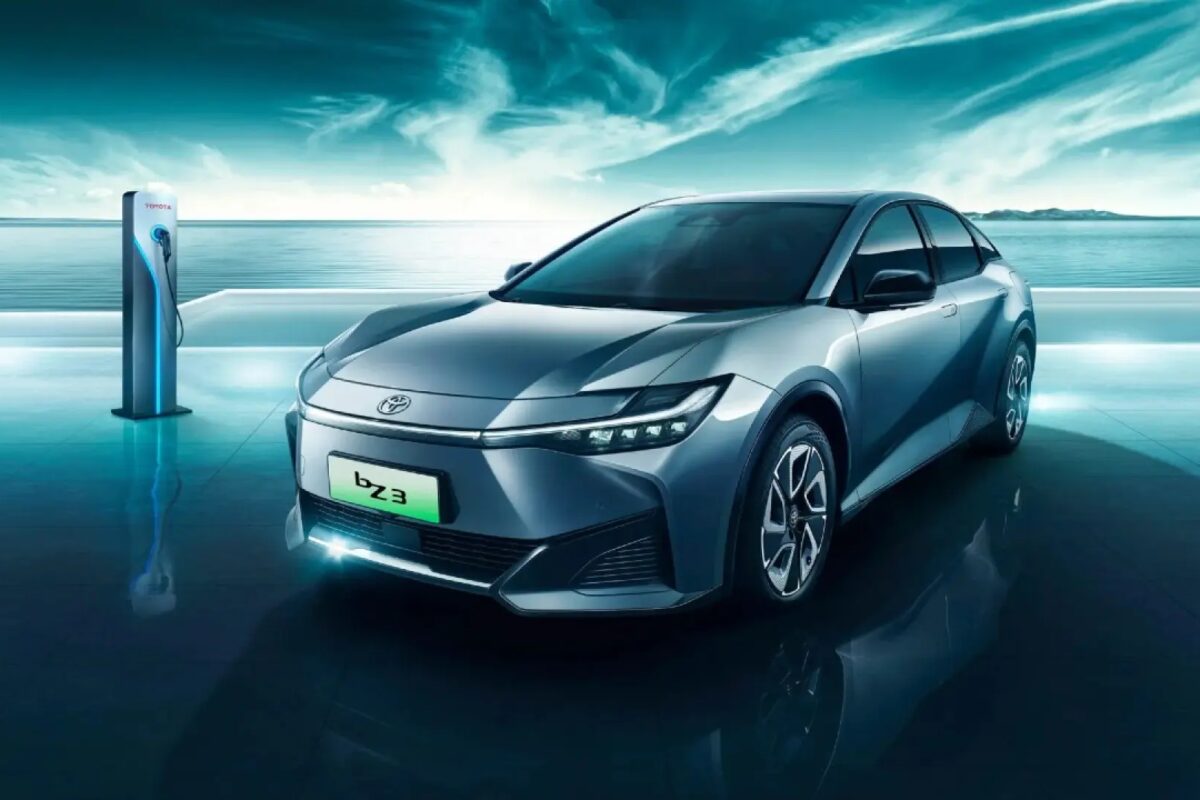 Toyota bZ3 berline électrique prix inconnu France base BYD batterie Blade 4,73 m