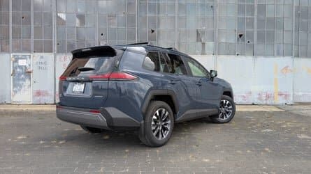 Toyota RAV4 2026 arrière feux LED design proportions SUV